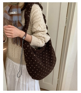 Dettaglio della borsa tote in peluche marrone con pois beige e trama in lana morbida