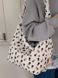 Polka dot large capacity tote bag with pleated straps and textured fabric for winter 2025