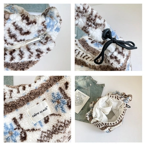 Détails du sac cabas en peluche avec motifs floraux, fermeture éclair et doublure interne