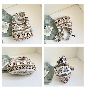 Détails du sac fourre-tout en peluche avec motifs nordiques et fermeture à cordon