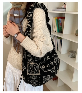 Dettaglio della borsa tote vintage in peluche con motivi floreali neri e bianchi e trama