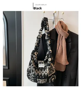 Détail de la texture en peluche épaisse et du motif géométrique noir et blanc du sac