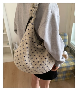 Dettaglio della borsa tote in pile con motivi a stelle blu e forma a mezzaluna elegante