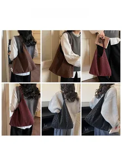 Détails de trois sacs cabas vintage à motif léopard en couleurs marron, bordeaux et noir