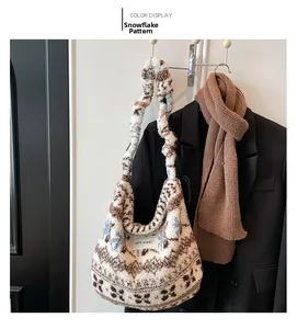 Détail du sac cabas en polaire blanche avec motifs de flocons bleus et marrons