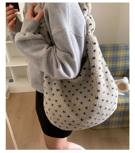 Dettaglio della grande borsa tote in pile bianco con motivi di stelle blu invernali