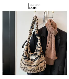 Détail du sac cabas sherpa kaki avec motif jacquard et écusson Crème Glacée sur le devant