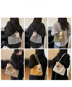 Vues détaillées des sacs fourre-tout en peluche vintage avec breloques d'ours en couleurs