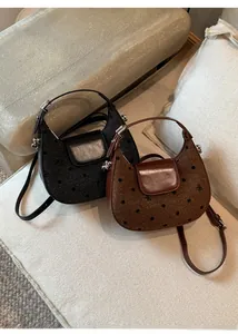 Détail des sacs hobo tissés en noir et marron avec des bandoulières en cuir