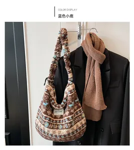 Détail du sac cabas pelucheux à motifs floraux porté avec un blazer d'hiver en laine
