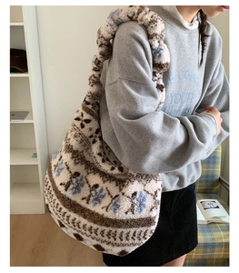 Dettaglio della borsa tote in peluche con motivi geometrici e tracolla larga morbida