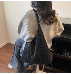 Détail du grand sac hobo léopard montrant la texture du tissu et la bandoulière