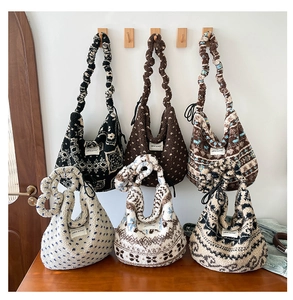 Variété de sacs cabas en peluche aux motifs floraux et géométriques en textures douces
