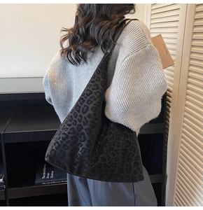 Détail du grand sac hobo léopard en suédine douce pour un look d'hiver élégant