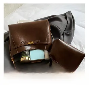 Détail du grand sac cabas vintage marron montrant l'intérieur spacieux et sa pochette