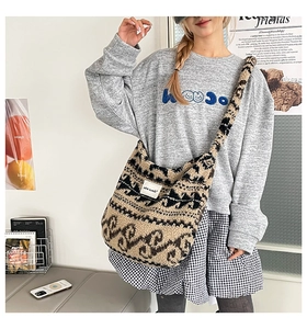 Détail du sac cabas en polaire kaki avec imprimé tribal noir et texture douce