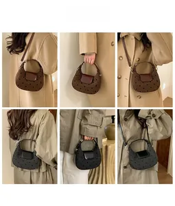 Sac demi-lune à pois avec rabat en cuir, disponible en coloris noir et marron