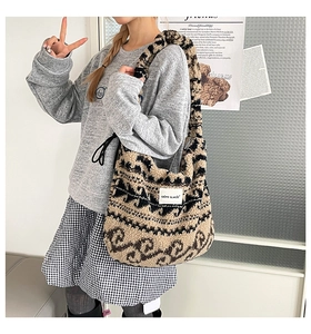 Vue détaillée du sac cabas en fausse fourrure léopard beige porté par un mannequin