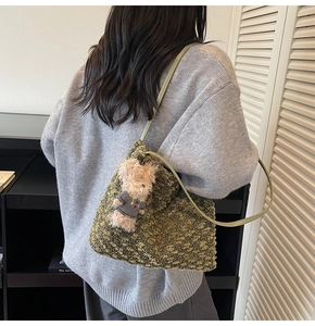 Sac fourre-tout en polaire vert olive avec pendentif ours et fine bandoulière en cuir