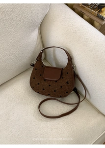 Détail du sac rétro à pois avec broderie nœud et bandoulière en cuir marron élégant