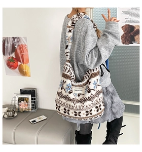 Gros plan d'un sac cabas en jacquard duveteux à motif ethnique porté par un mannequin