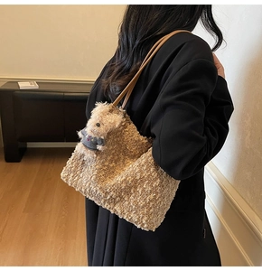 Vue détaillée du sac cabas en polaire beige avec un adorable charm d'ours en peluche