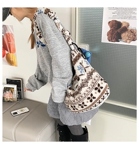 Vue détaillée du sac cabas d'hiver en peluche avec motifs flocons sur le mannequin