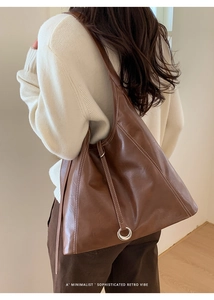 Détail du grand sac cabas marron rétro avec surpiqûres blanches et boucle métallique