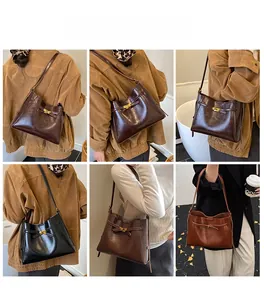 Collage de sacs cabas chic en cuir café et noir avec détail de fermoir en métal brillant
