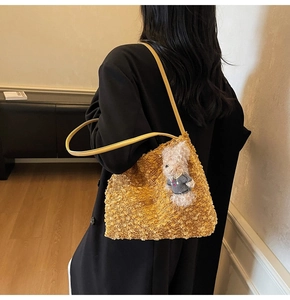 Détail du sac fourre-tout en peluche avec anses jaunes et breloque ours mignonne