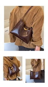 Détail du sac cabas en cuir ciré marron foncé avec boucle dorée en trois positions
