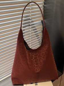 Sac cabas hobo rouge foncé à motif léopard en suédine avec bandoulière élégante