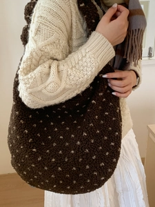 Borsa tote invernale vintage in peluche marrone scuro a pois bianchi per uso diario