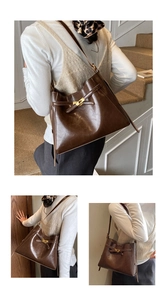 Détail du sac fourre-tout rétro en cuir ciré marron foncé avec boucle dorée et décorations