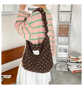 Vue détaillée du sac en polaire marron avec motifs de cœur et étiquette élégante
