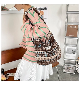 Détail du sac cabas en peluche avec motifs floraux ethniques et large bandoulière