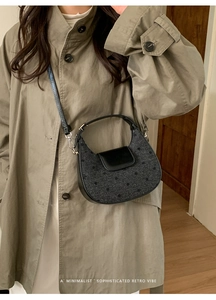 Détail du sac hobo rétro à pois en tweed avec rabat en cuir noir et bandoulière