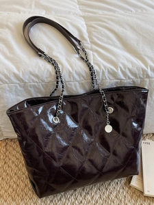 Chic quilted rhombic shoulder bag in deep burgundy faux leather with chain straps