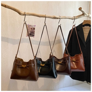 Détails de quatre sacs portés épaule vintage en marron et noir avec boucles en nœud