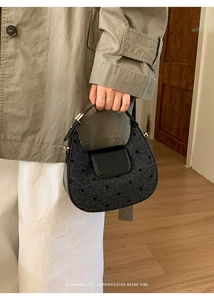 Détail du motif à pois rétro et de la poignée en cuir noir du sac à bandoulière