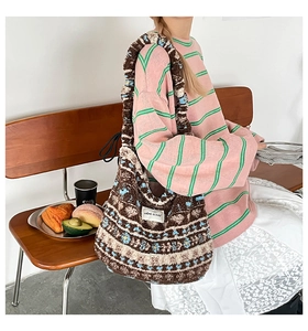 Détail du sac cabas tissé en peluche avec motif floral et étiquette Creme Glacee
