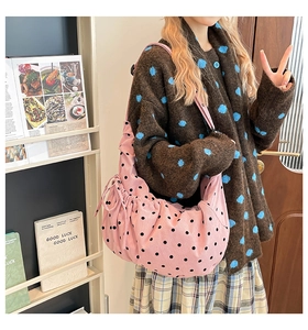 Sac bandoulière en velours rose à pois noirs avec détails de cordage plissés