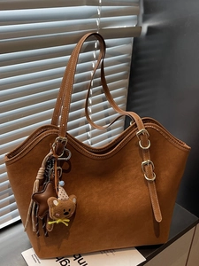 Retro PU Leather Tote Bag For Women Large Capacity Shoulder Bag With Contrast Stitching And Bear Charm Daily Office Handbag
