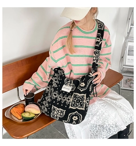 Détail du sac fourre-tout à motifs noir et blanc avec texture en fausse fourrure douce