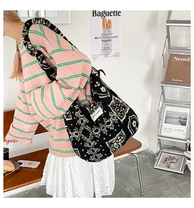 Détail du sac cabas en polaire noir avec motifs géométriques blancs en mode de vie