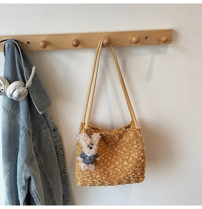Détail du sac fourre-tout en peluche jaune avec texture laine et un charme de lapin