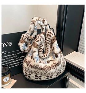 Détail du sac cabas en polaire peluche à fleurs avec étiquette Creme Glacee et texture