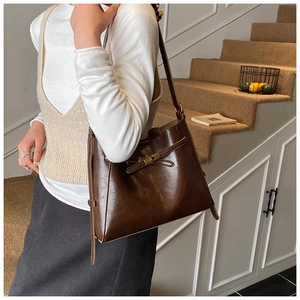 Détail du sac cabas marron foncé avec boucle dorée et finition rétro élégante