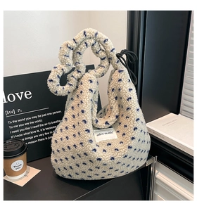 Gros plan sur un sac cabas en peluche à pois bleus avec une texture douce en laine d'agneau