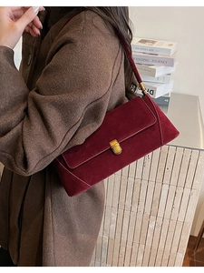 Borsa baguette vintage francese in camoscio bordeaux con fibbia dorata sulla spalla